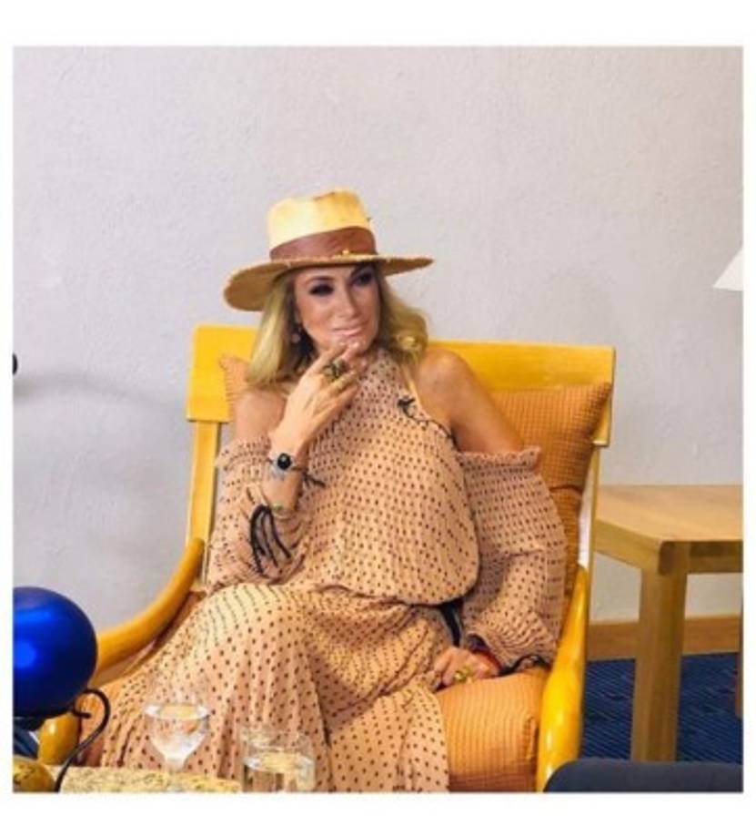 Adela se ha caracterizado por ser una mujer muy profesional y trabajadora. Además, se ha lanzado a hacer sus propias producciones en redes sociales como La Saga, este se transmite a través de Youtube.