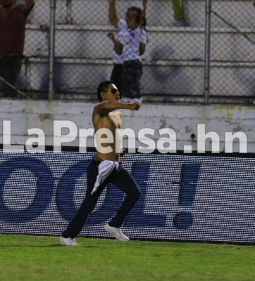 Tras meter el balón en el arco, el aficionado pegó otra carrera para regresar a su lugar.