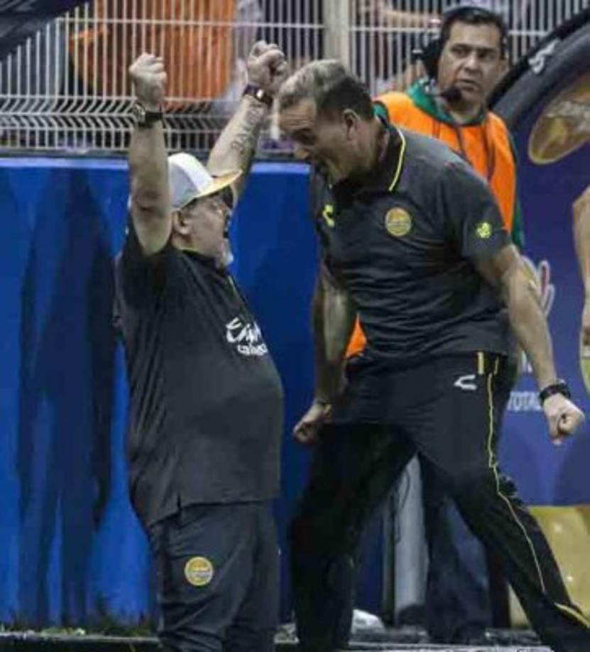Maradona festejó con su asistente de esta manera los goles de los Dorados de Sinaloa.