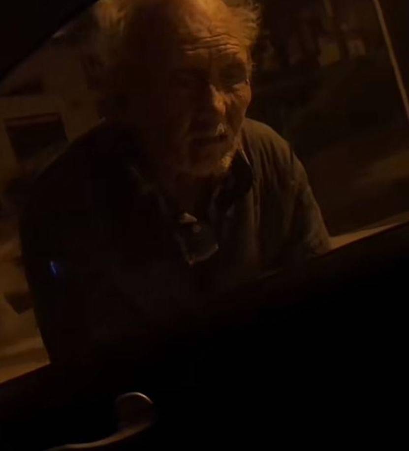 Este terrorífico vídeo provocó gran polémica porque unos consideran que el alama del difunto anda penando porque necesita descansar en paz.