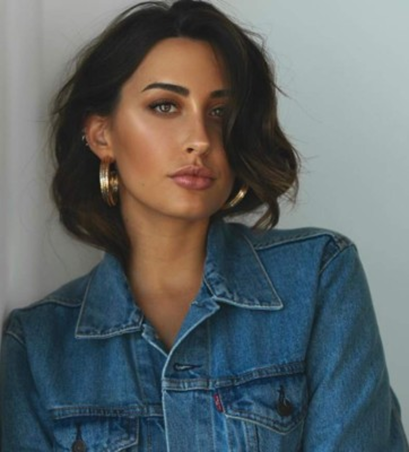 Yoyi estudia canto y actuación desde los diez años, asegura que su padre la apoyó desde un principio cuando le contó a qué se quería dedicar