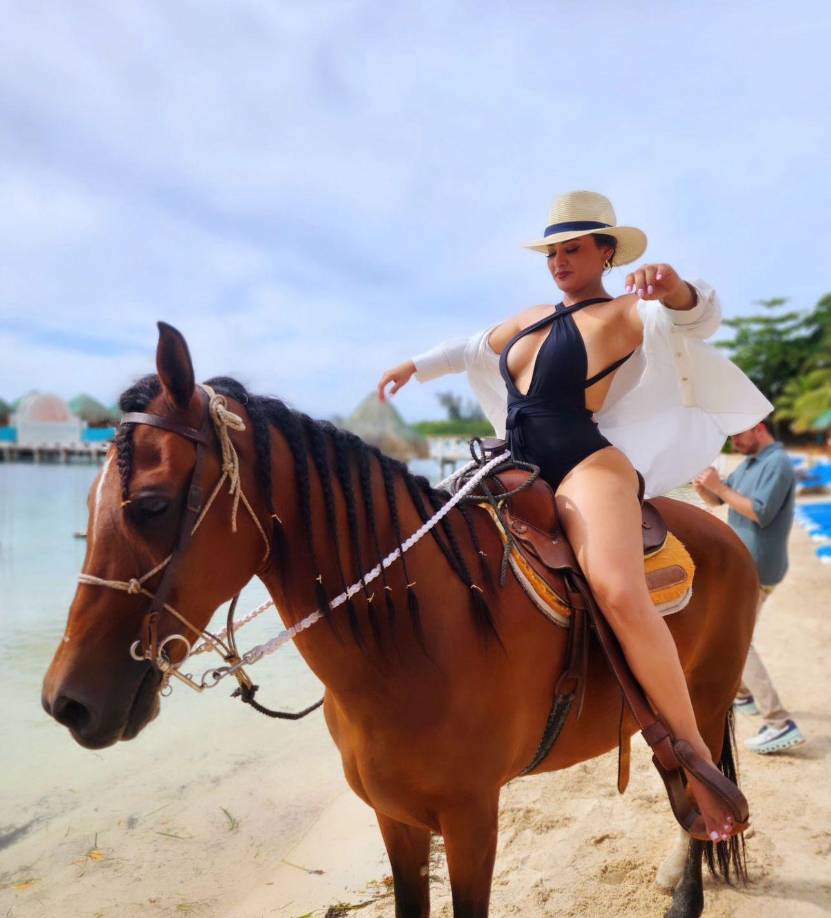 Con una peculiar descripción, Milagro flores, colgó en cuenta de Instagram un carrete de fotografías dando un paseo en caballo. “Arreeee, tan bella la yegua”, escribió.