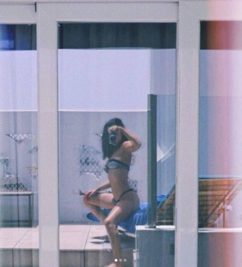 La intérprete de 'Mayores' se tomó selfies frente al espejo y se aprecia que disfruta del verano dándose un chapuzón.