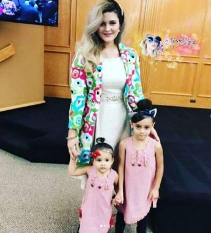 La primogénita de la actriz es London Rose. La pequeñita se parece mucho a la mexicana y cada vez que comparte imágenes de ella, sus fans le comentan su enorme parecido. <br/><br/>