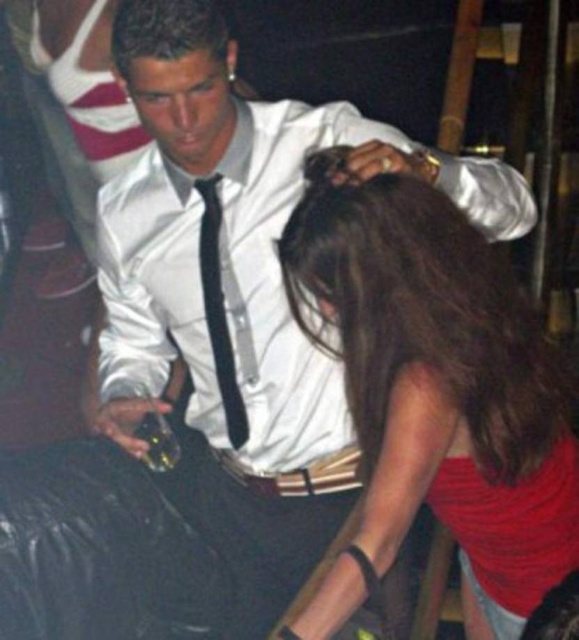 En esa noche se pudo ver al astro portugués, con una camisa blanca, y a la bella modelo charlando y bailando con copas de champagne de por medio.