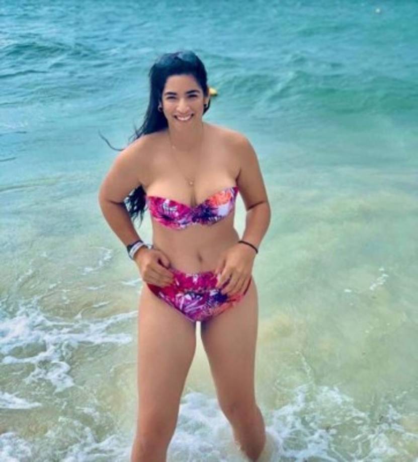 Carolina presumió su espectacular figura en un traje de baño. 'En el mar la vida es más sabrosa 💦🌊', agregó.