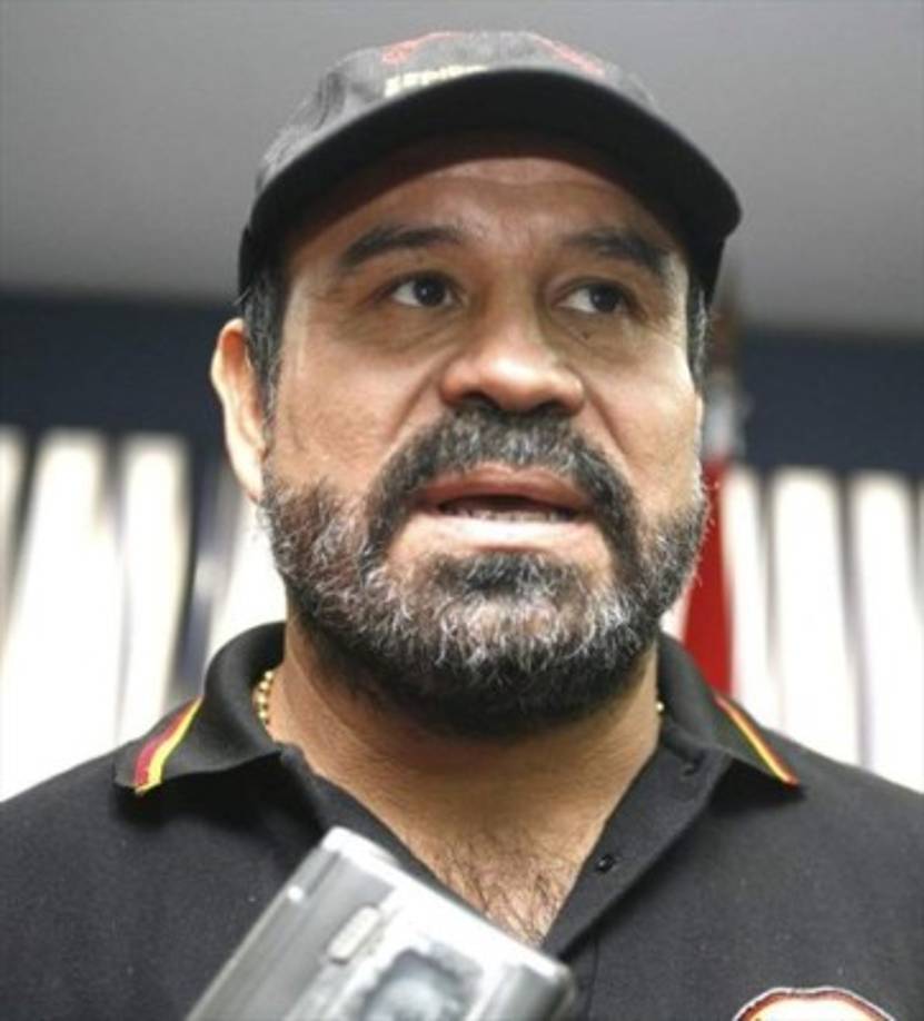 Otro de los que ha visitado a Ronaldinho es el futbolista paraguayo Rogelio Delgado. “Cualquier cantidad de niños están al frente y quieren visitarlo y saludarlo, pero en este momento él no está en condiciones”, indicó.