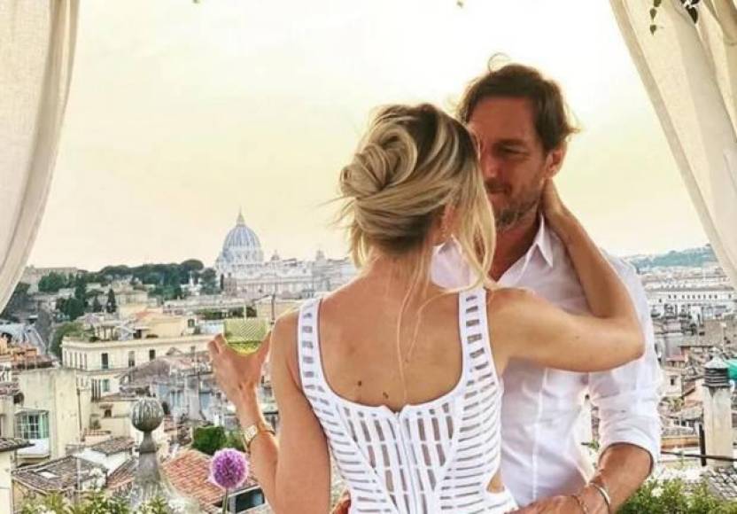 El exjugador italiano Francesco Totti ha presentado finalmente a su nueva novia tras las impactantes confesiones que brindó días atrás sobre su exesposa. 