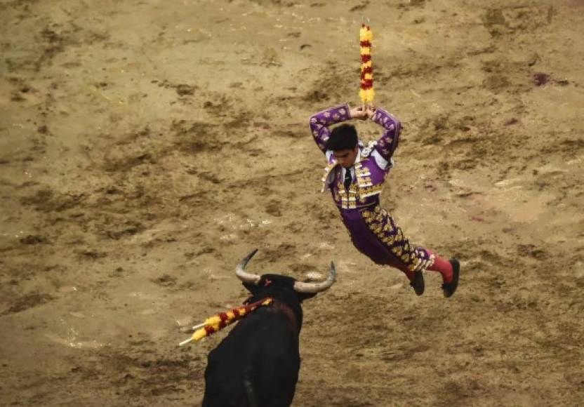 Colombia. El vuelo del torero. El torero venezolano Jesús Enrique Colombo durante una corrida en la plaza de toros de Canaveralejo en Cali.