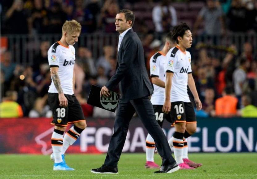 La plantilla del Valencia salió decepcionada del Camp Nou.