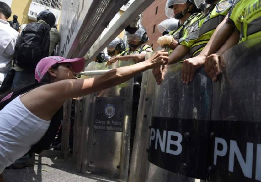 La protesta fue atajada en un punto de la autopista Francisco Fajardo, la principal arteria vial de la capital venezolana, donde la Guardia Nacional Bolivariana (GNB, policía militarizada) levantó una muralla que les frenó el paso.