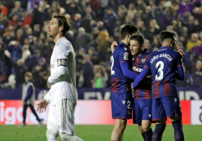 Los jugadores del Levante celebran la victoria ante el Real Madrid.