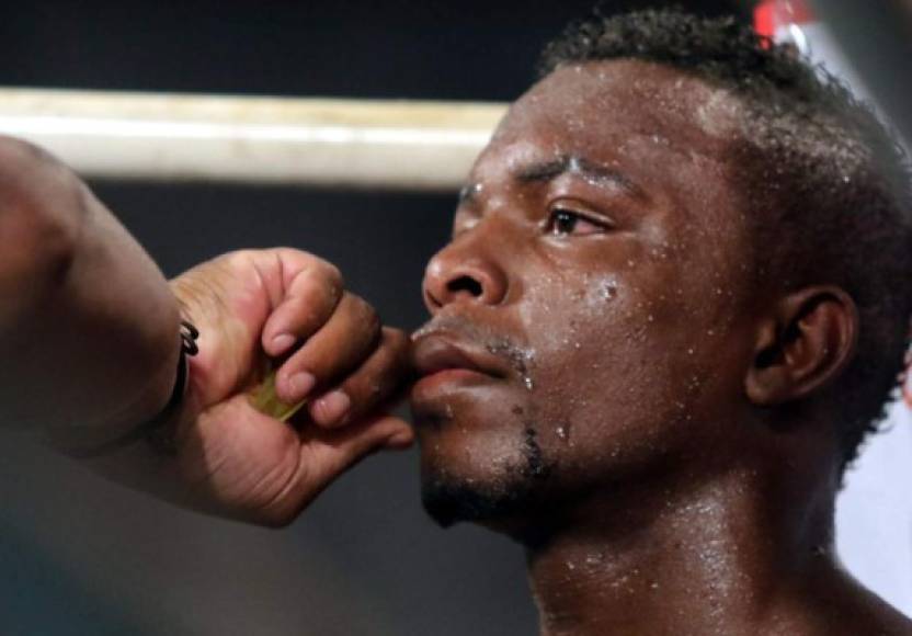 Fotos: El sufrimiento del 'Escorpión' Ruiz y el sorpresivo gesto de su oponente tras vencer al hondureño