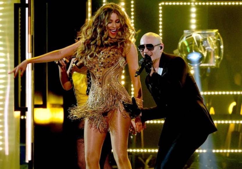 Sofía Vergara bailando con Pitbull.