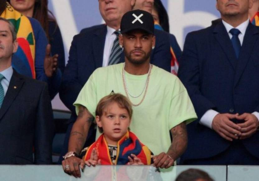 Neymar llegó a presenciar la final acompañado de su hijo. El delantero no estuvo en la Copa América por lesión.