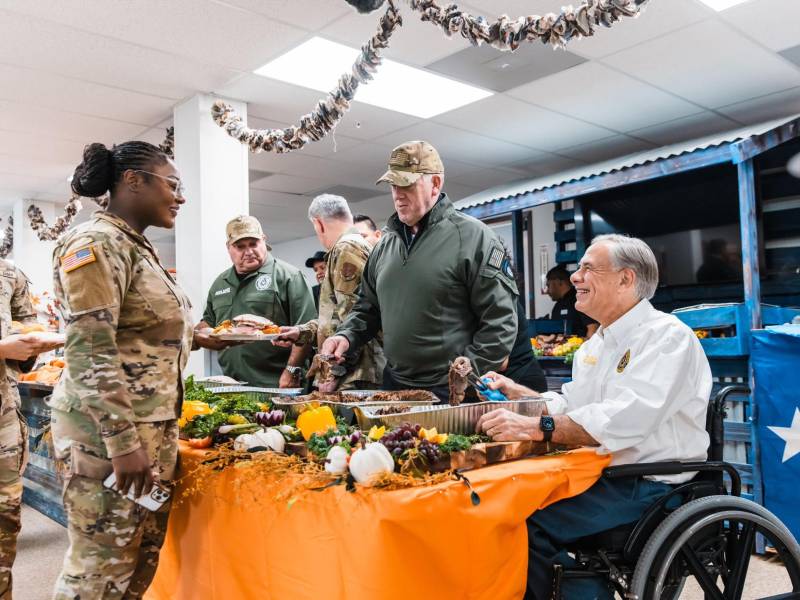 Homan y Abbott compartieron un almuerzo de Acción de Gracias con los militares en la frontera sur.