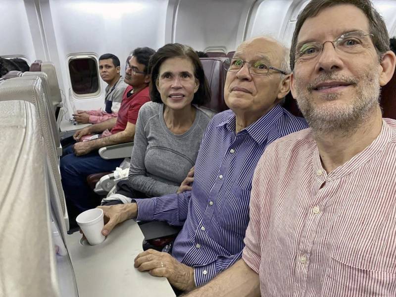 La excandidata presidencial, Cristiana Chamorro, su hermano Pedro Joaquín Chamorro y el gerente general del Diario La Prensa de Nicaragua, Juan Lorenzo Holmann, posaron en el avión que los trasladó a Estados Unidos tras ser expulsados del país.