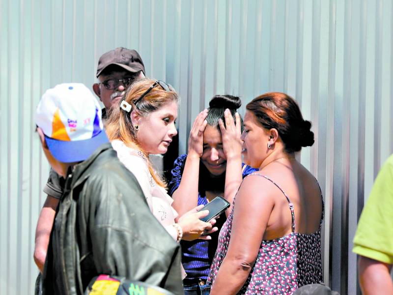 Familiares lamentan la muerte de madre e hijo.