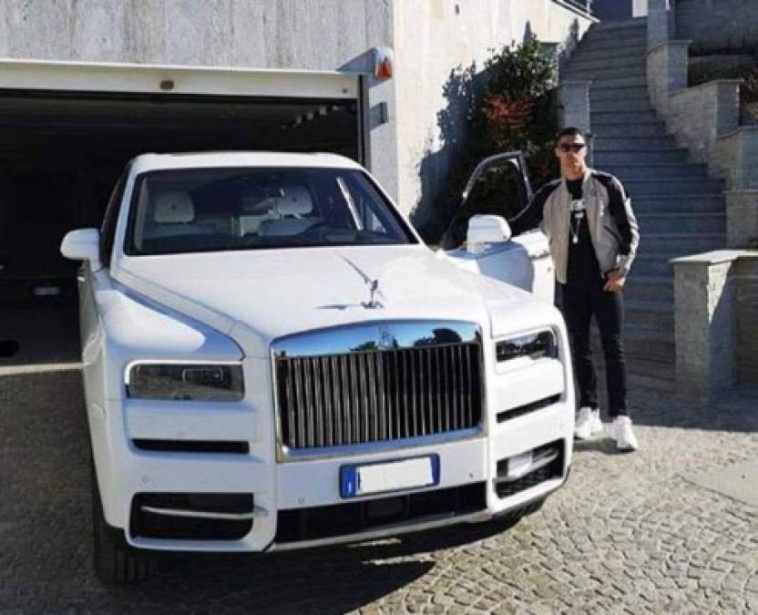 CR7 ha decidido comprarse hace una semana un nuevo vehículo. Se trata de un Rolls-Royce Cullinam, un vehículo que puede alcanzar una velocidad máxima de 250km/h y tiene un cilindraje de 6.749 cm³.