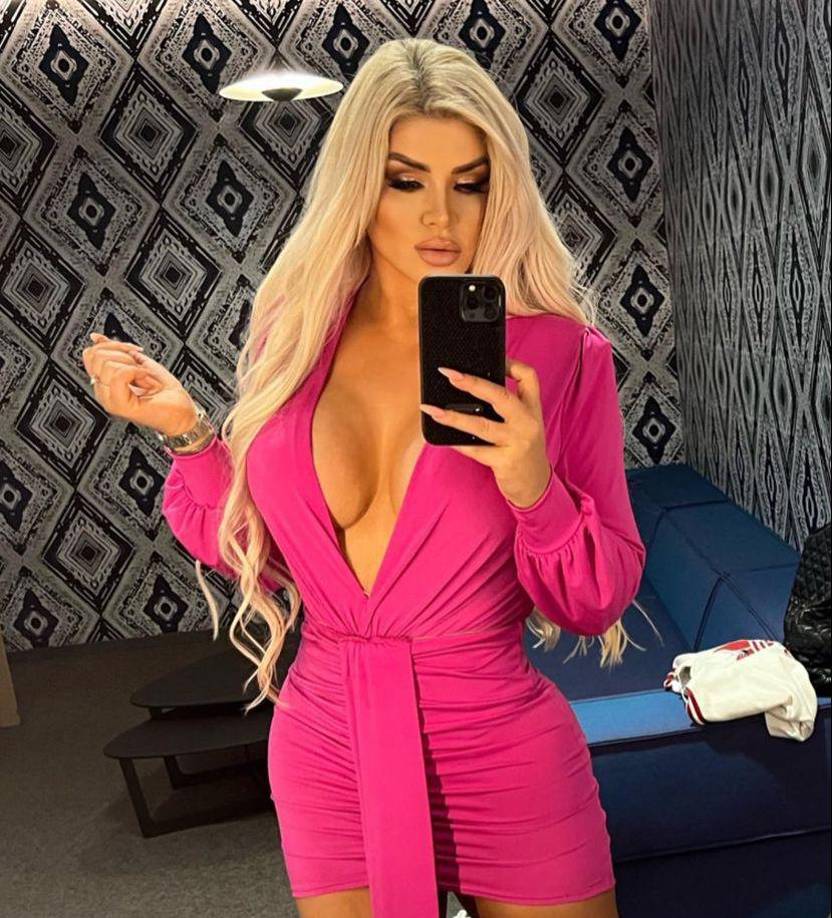 Una faceta destacada de su vida es su boutique, donde no solo es propietaria sino también la imagen de la marca. A través de su perfil en Instagram, comparte con sus seguidores aspectos de su vida cotidiana y su relación con Vicente Fernández Jr.