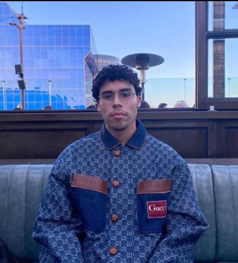 Bernie, quien nació en 1997, es el hermano que más se parece a Bad Bunny, lo acompaña a varios de sus conciertos.