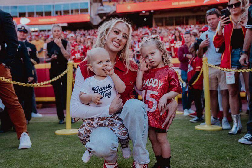 Mahomes Matthews no ha dejado su vida como atleta a pesar de su matrimonio y la crianza de sus dos hijos. Tras finalizar la Universidad de Texas y desempeñarse con talento en el futbol femenil, fundó su propia empresa de acondicionamiento físico y suele hacer participaciones en el equipo de la Liga Nacional Femenina de Futbol de Kansas.