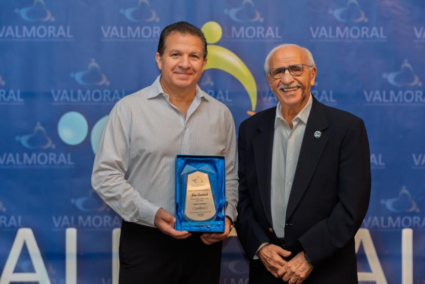El empresario Jesús Canahuati recibió un reconocimiento por parte de Valmoral, organización presidida por Fuad Faraj.