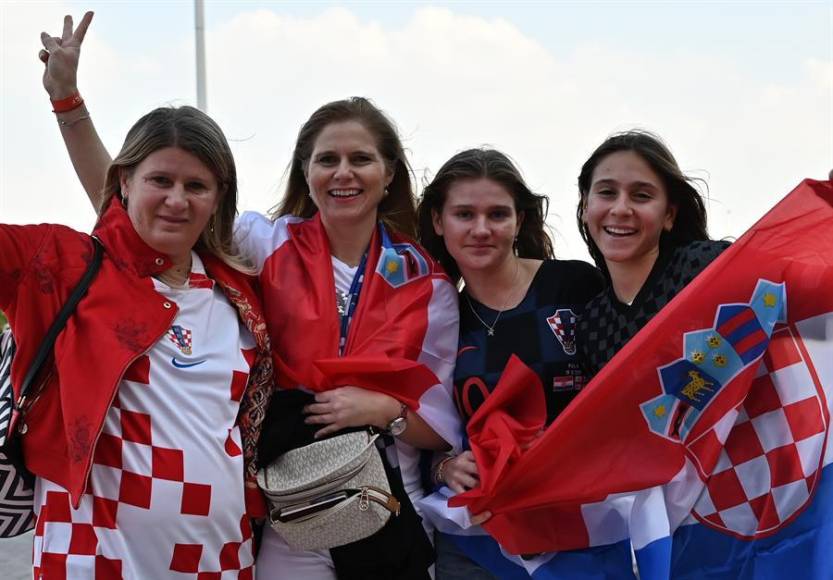 Las aficionadas croatas también se hicieron presentes para apoyar a su selección.