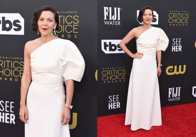 Maggie Gyllenhaal con un traje blanco con hombro descubierto. 