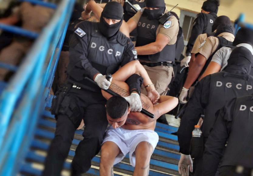 Bukele exhibe las duras condiciones de encierro de los pandilleros en El Salvador