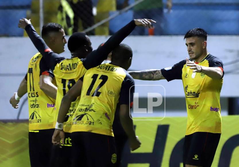 Ramiro Rocca es felicitado por sus compañeros tras marcar el 1-0 ante Motagua.
