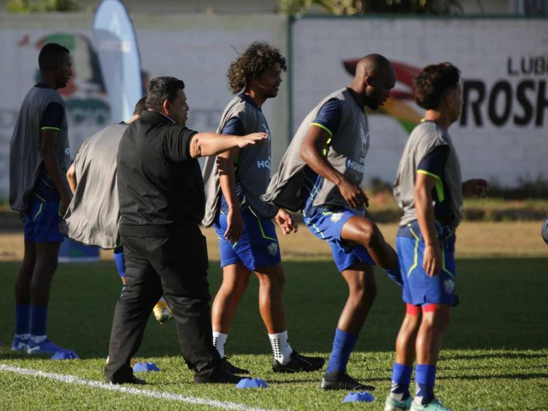 Samuel García en Danlí junto a su equipo previo al partido ante Olimpia.