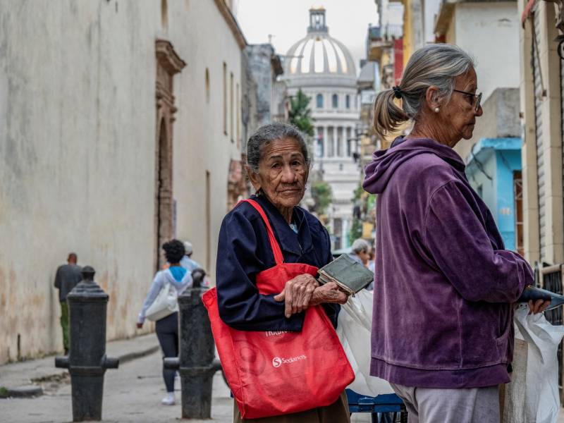 La escasez de alimentos y los largos apagones que afectan a Cuba agudizan la crisis que atraviesa el país y han desatado masivas protestas en los últimos días.