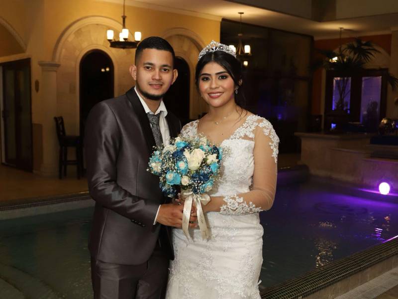 Los recién casados posaron muy enamorados.