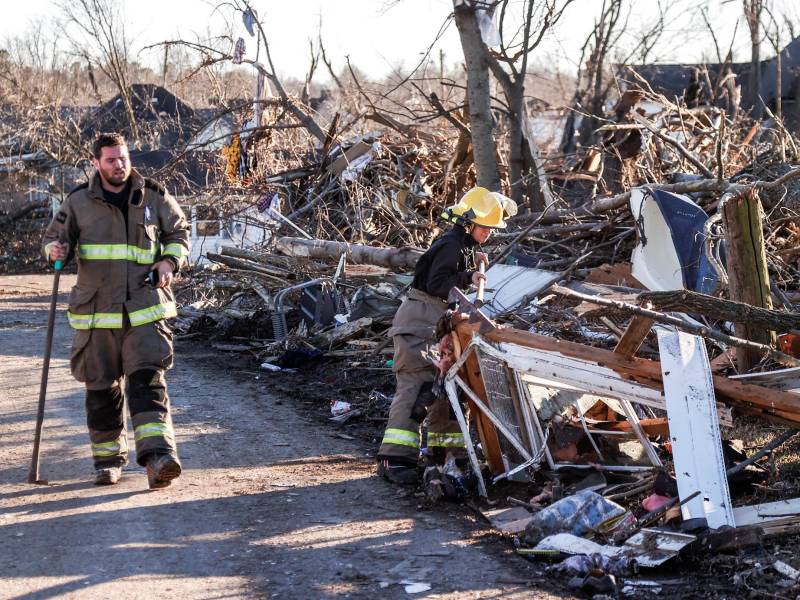Las autoridades estadounidenses se agarran todavía a que se produzca un “milagro” y se encuentre con vida a las personas que se teme estén bajo los escombros de la fabrica de velas de Mayfield (Kentucky) destrozada por un tornado en la madrugada del sábado, suceso que dejó al menos 64 muertos.