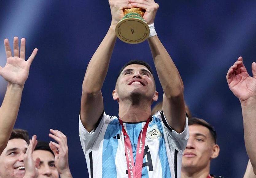 Exequiel Palacios y una fotografía donde se le ve levantando la Copa del Mundo. Hoy, la camiseta y la medalla al parecer se la vendió su expareja.