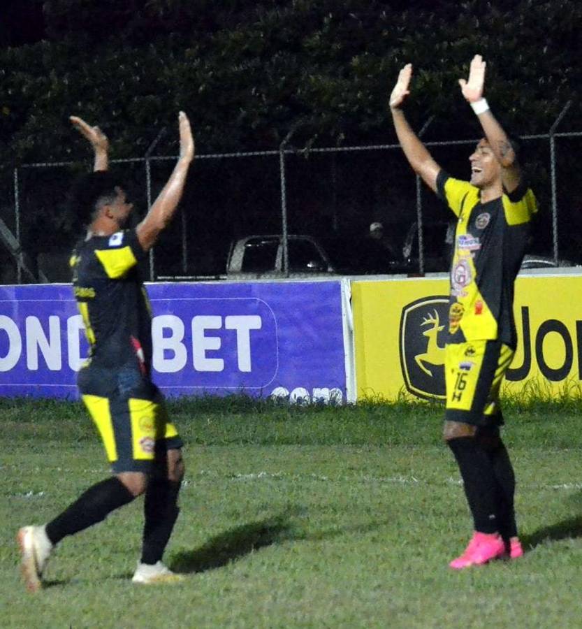 Alejandro Reyes celebrando su gol que le dio el triunfo al Génesis.