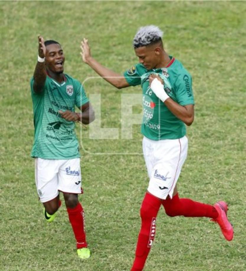 Arriaga celebrando con Edwin Solani Solano su golazo.