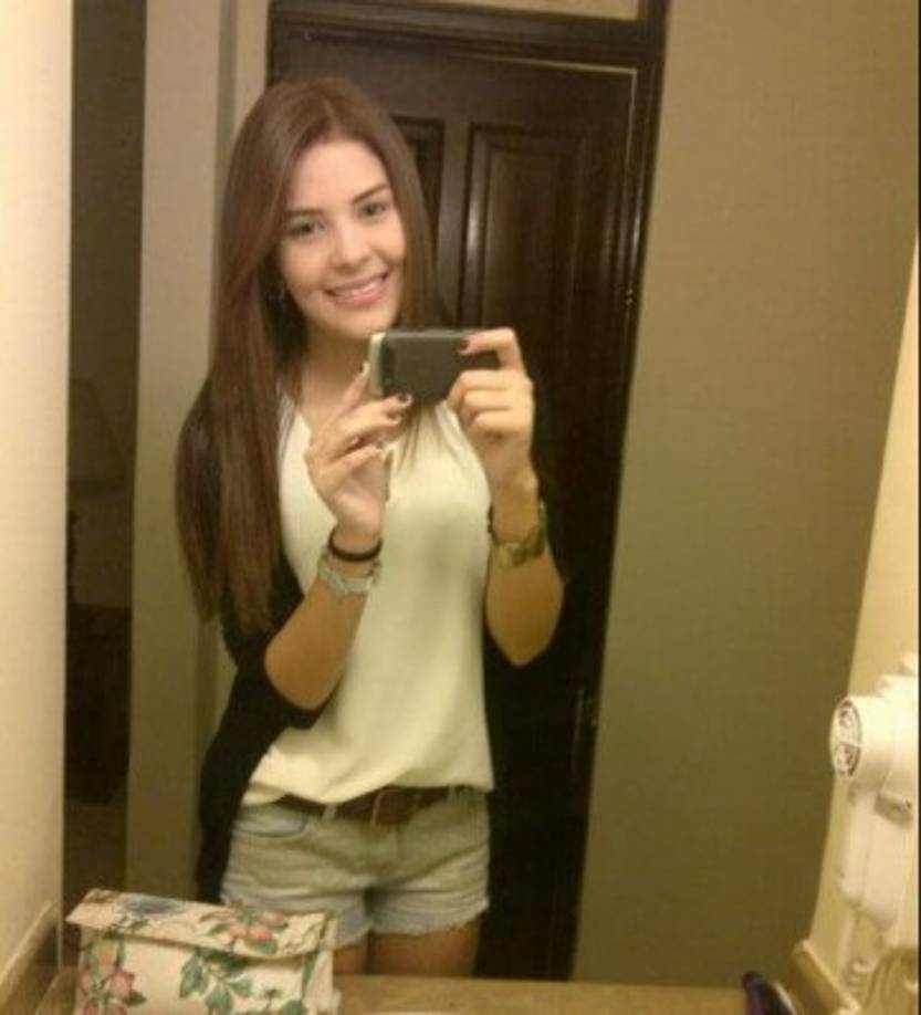 'Nada mejor que andar sin maquillaje, a lo natural', escribió la belleza nacional en Twitter tras colgar esta imagen.