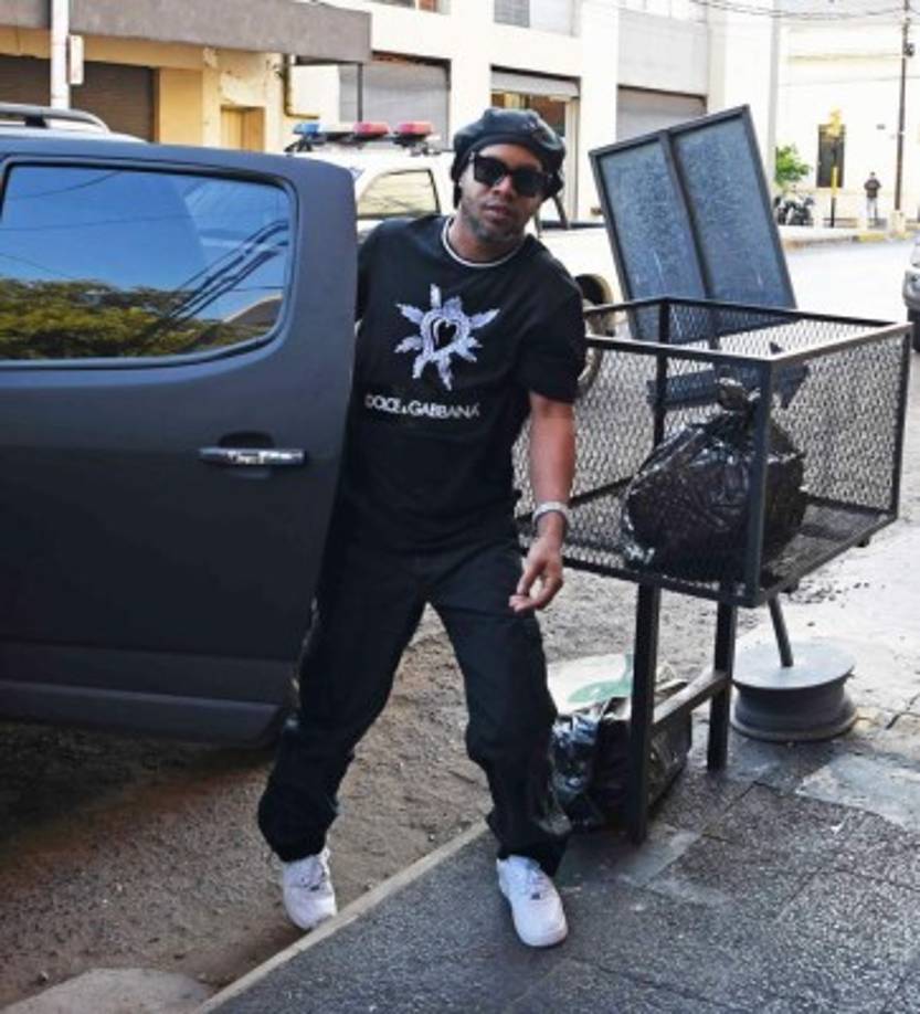 Ronaldinho y su hermano volvieron a su hotel en Asunción tras presentarse a declarar ante la Fiscalía. 'Ellos decidieron quedarse voluntariamente y someterse a las investigaciones propiciadas por la Fiscalía', dijo en rueda de prensa su abogado paraguayo, Adolfo Marín.