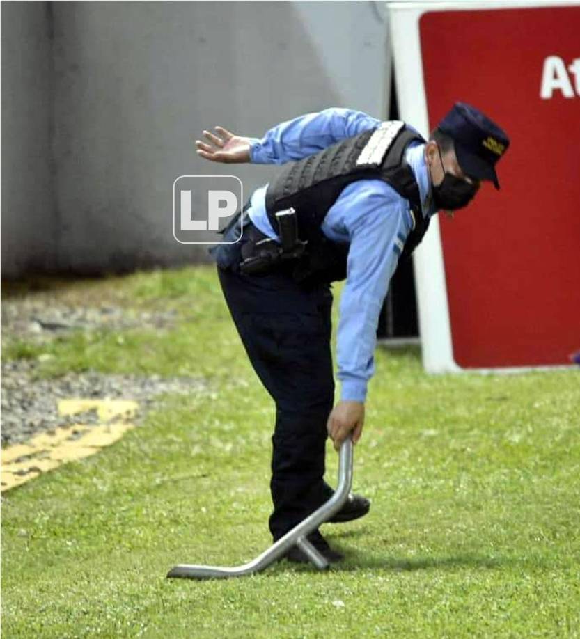 Este miembro de la Policía Nacional se llevó un objeto de metal que cayó al campo.