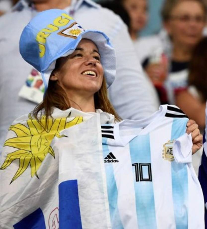 Una uruguaya mostrando la camiseta de Messi, justo después de la eliminación de Argentina.