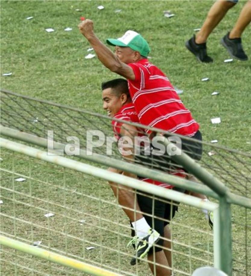 El kinesiólogo del Marathón, Maní Suazo, festejando al final del partido.