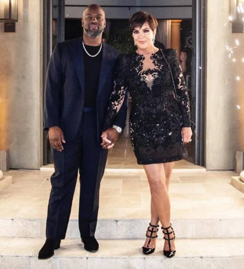 Kris Jenner mantiene desde el 2014 una relación con Corey Gamble, con una diferencia de edad de 25 años. La madre de las Kardashian Jenner asegura estar feliz con su pareja. “Es el mejor tipo, y es simplemente un sistema de apoyo increíble para mí, y realmente me da mucha fuerza y perspicacia. Es una gran caja de resonancia. Y ama a mis hijos y a mi mamá, y ellos lo aman a él”, señaló.