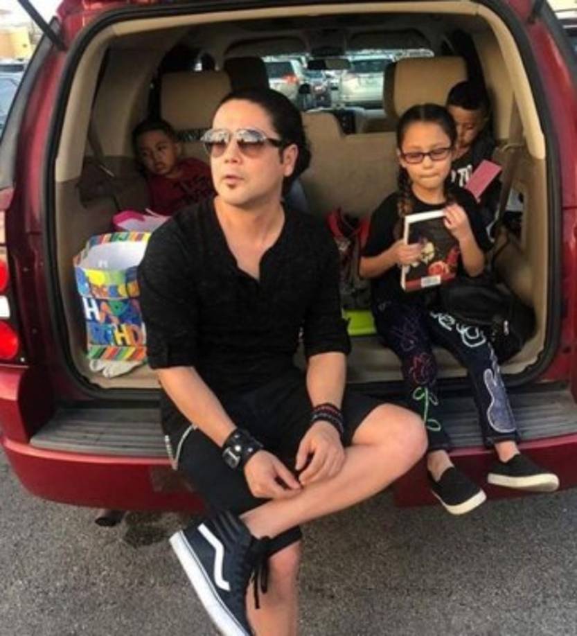 Pérez ya tiene 50 años y su físico no ha cambiado mucho desde que se diera a conocer como esposo de la 'Reina del Tex Mex'.