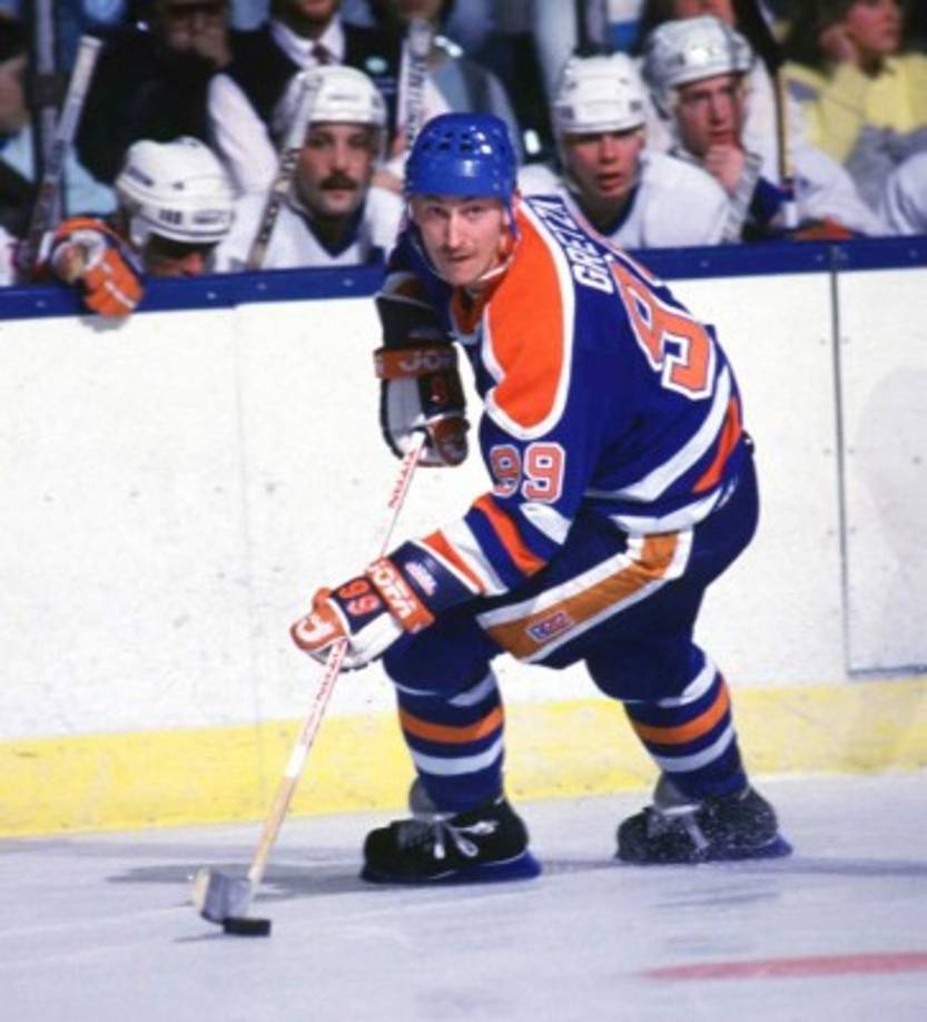 Wayne Gretzky. Al canadiense, uno de los mejores en la historia del hockey, lo solía consolar su mejor amigo durante los vuelos. Posteriormente, su compañero murió en uno de los aviones del 9/11.
