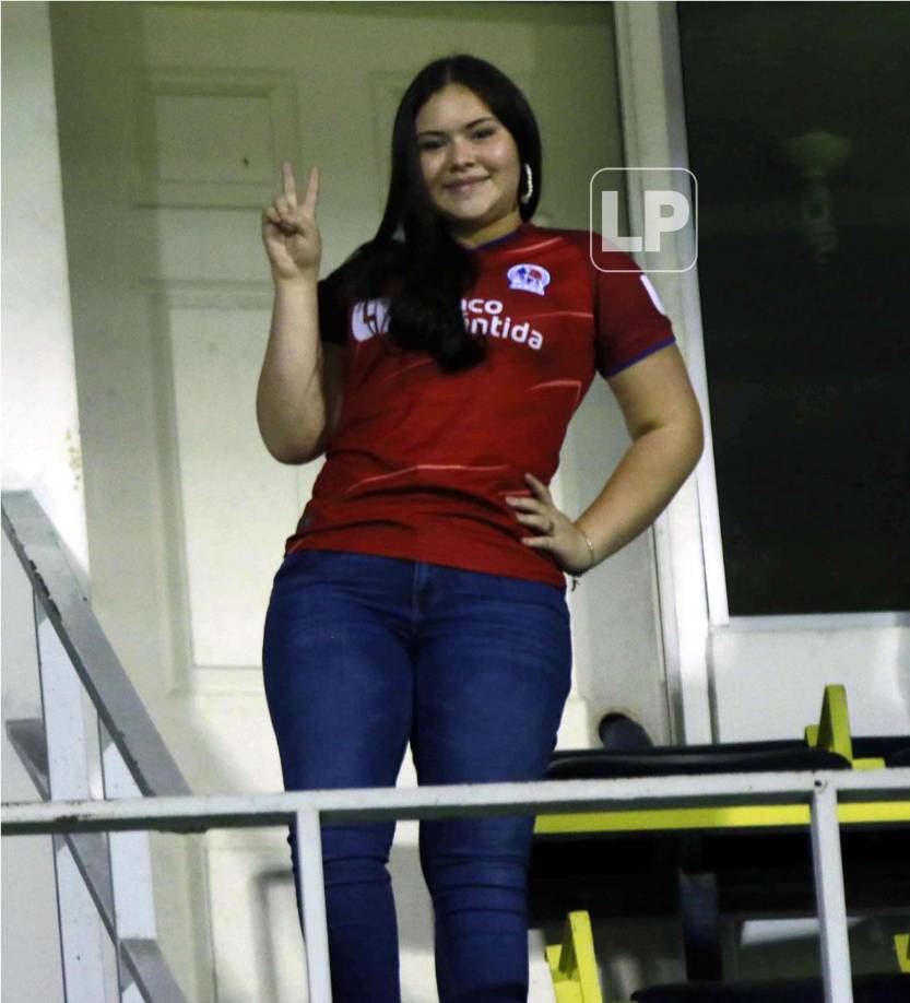 Una aficionada del Olimpia posando para el lente de Diario La Prensa en el estadio Morazán.