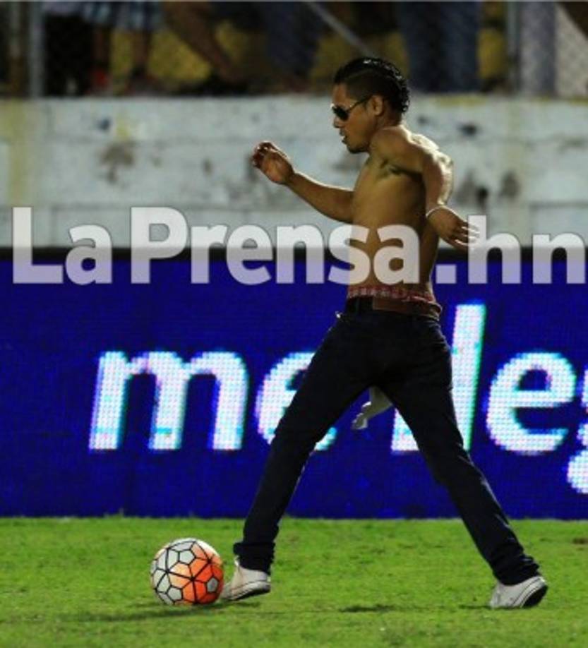 El aficionado tomó un balón y empezó una carrera hacia el campo del Motagua.