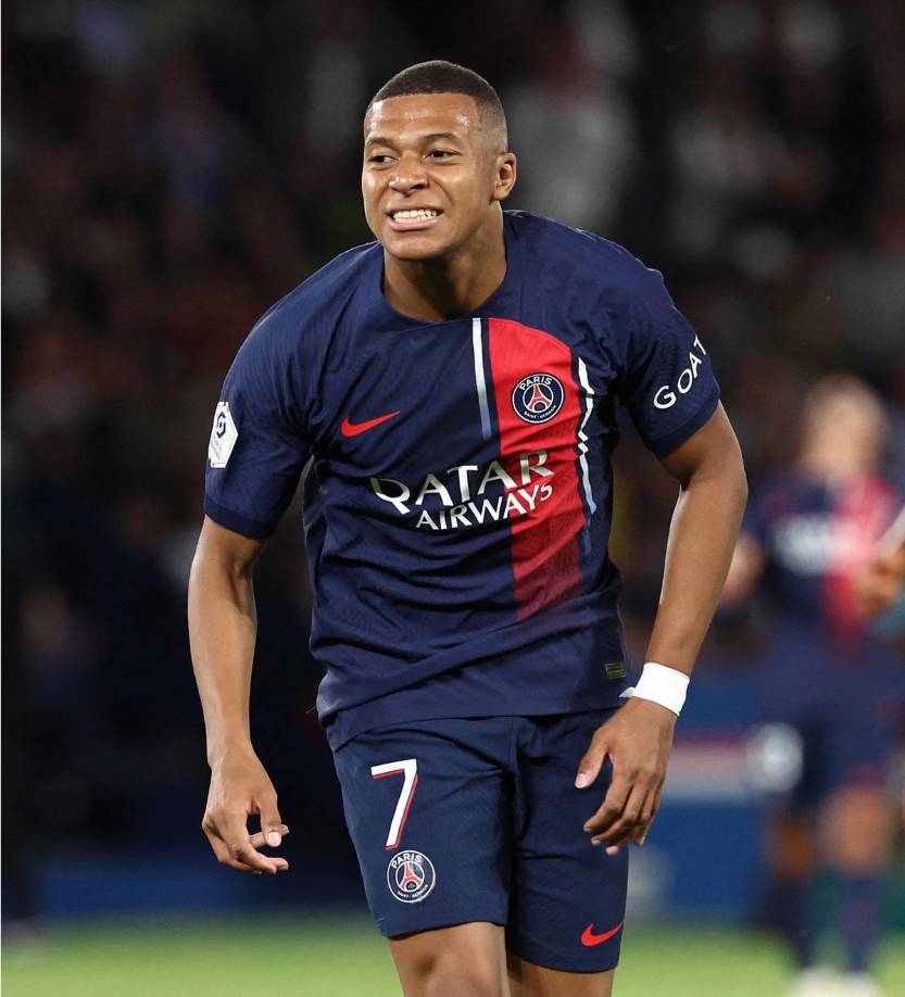 Parece que Kylian Mbappé ha tomado una decisión. Santi Aouna, uno de los periodistas más reputados de toda Francia y que ya vaticinó las salidas de Neymar y Messi del PSG, asegura que el delantero francés está muy cerca de renovar su contrato con el París Saint Germain. “Se queda”, ha dicho.