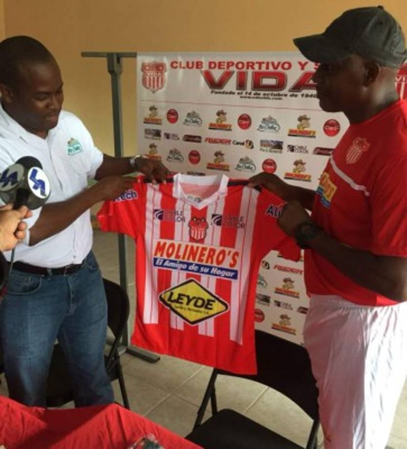Raúl Martínez Sambulá: El experimentado entrenador y exfutbolista se ha convertido en el nuevo DT del Vida de La Ceiba. Foto Óscar Lanza.
